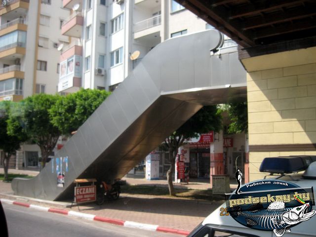 эскалатор для перехода через дорогу